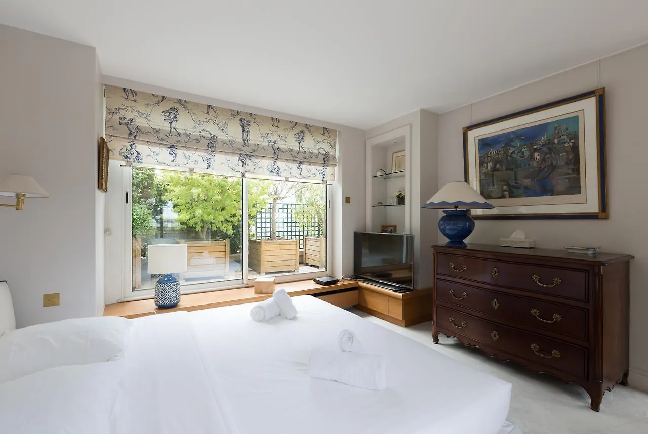 Veeve - At The Doorstep Of Trocadero * باريس